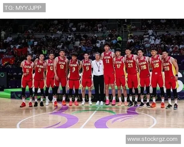 中国男篮新阵容亮相备战世界杯，年轻球员崭露头角展现无限潜力